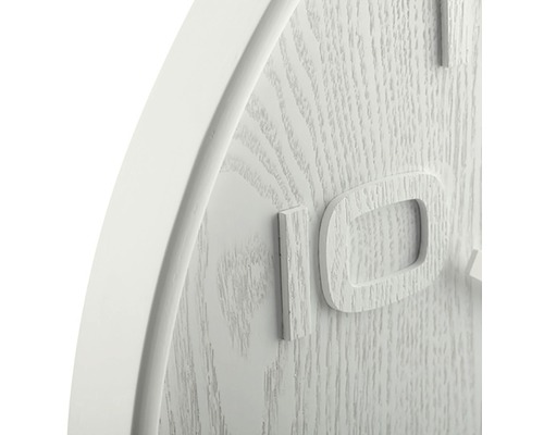 Detailansicht einer Wanduhr aus Holz