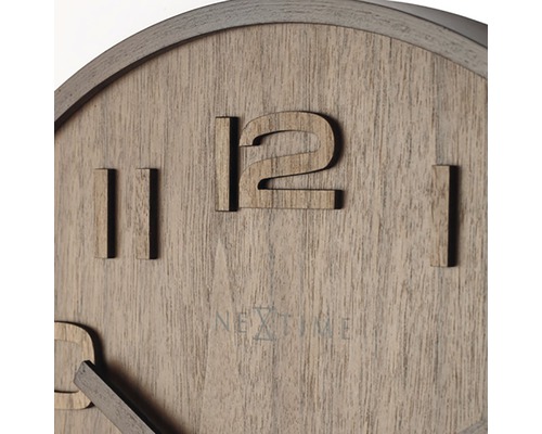 Detailansicht einer Nextime Uhr aus Holz mit Ziffern