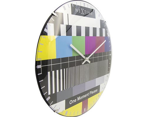 Nextime Logo. Runde Wanduhr mit Testbildmuster und Zeitanzeige.