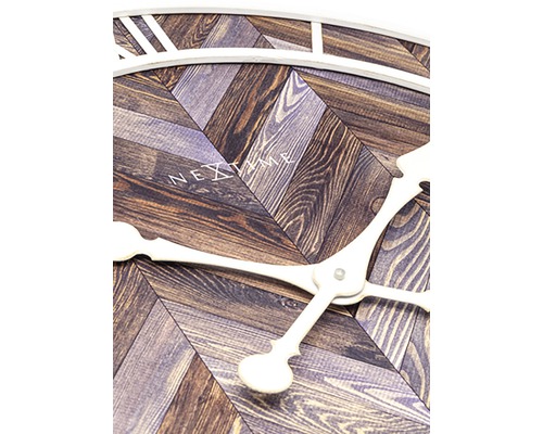 Detailansicht einer Nextime Uhr mit Holzmuster und Zeigern