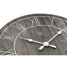 Detailansicht einer Wanduhr mit römischen Ziffern und Holzstruktur