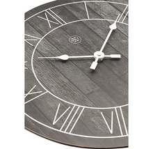 Detailansicht einer Wanduhr mit römischen Ziffern