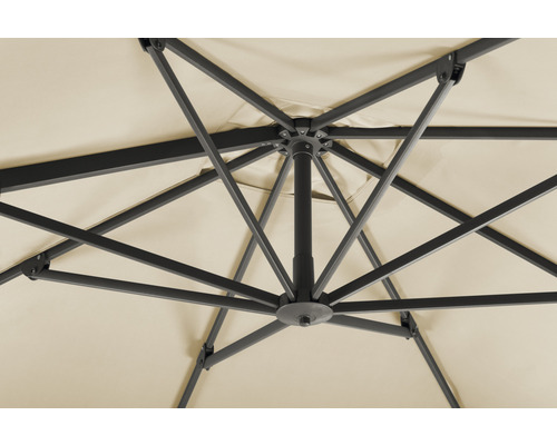 Unteransicht eines Sonnenschirms mit Metallgestell und Stoffbespannung