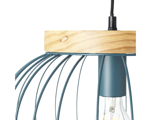 Detailansicht einer Pendelleuchte mit Holzaufsatz und Lampenschirm aus Metalldraht