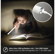 Mädchen liest im Zelt mit einer aufladbaren LED-Handleuchte, die per USB aufgeladen wird