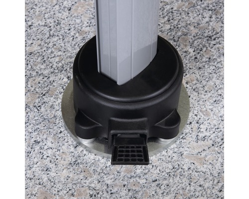 Detailansicht eines Sonnenschirmständers mit Öffnungsmechanismus.