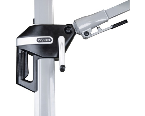 Detailaufnahme eines Sonnenschirms mit Kurbelmechanismus und Doppler Logo.