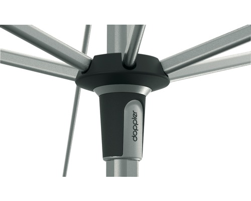 Detailaufnahme eines Sonnenschirmmastes mit Doppler Logo