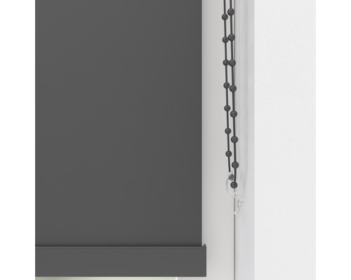 Graues Rollo mit Kettenzug am Fenster