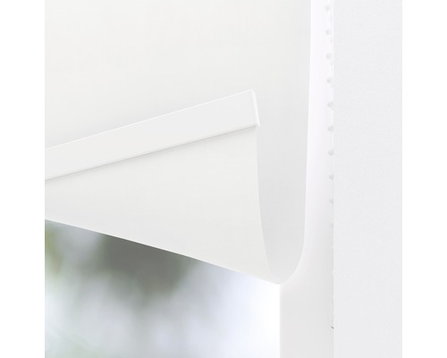 Detailansicht eines weißen Rollos zur Fensterdekoration
