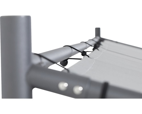 Detailansicht eines Sonnensegels mit Befestigung an einem Gestell