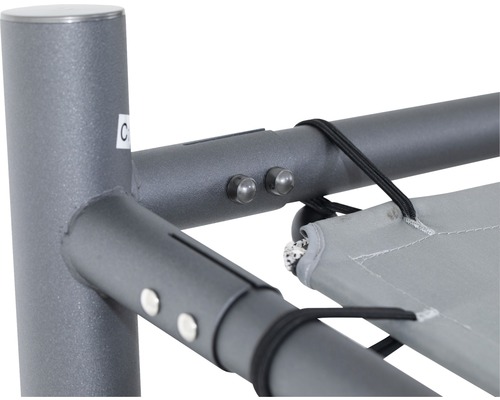 Detailansicht eines Sonnensegelgestells mit Befestigungselementen und Gummibändern