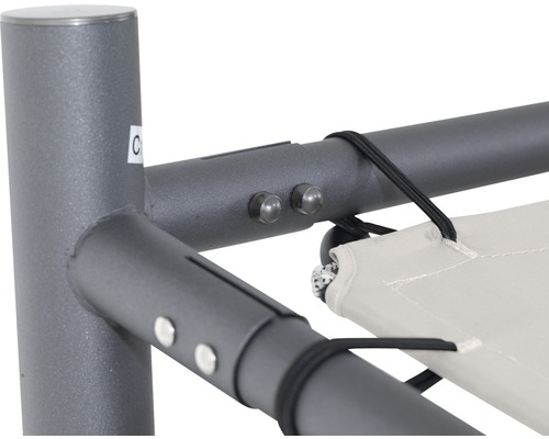 Detailansicht eines Sonnensegels mit Metallgestell und Befestigungsseilen