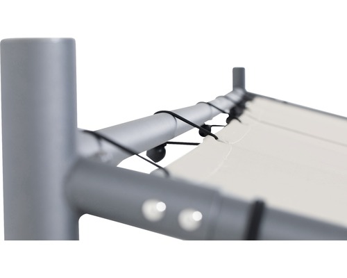 Detailansicht einer Terrassenüberdachung mit Stoffdach und Metallrahmen