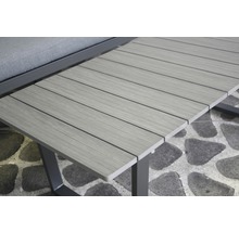 Detailansicht eines Gartentisches mit Lattenstruktur
