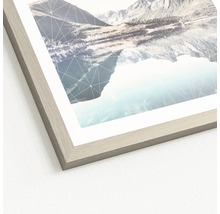 Gerahmtes Bergseebild mit geometrischen Linien