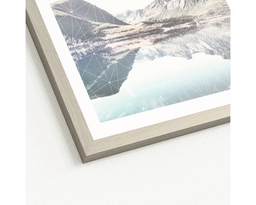 Gerahmtes Bergseebild mit geometrischen Linien