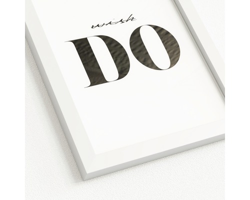 Gerahmtes Poster mit dem Schriftzug ''Wish Do'' zur Dekoration