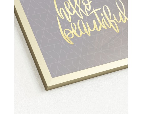 Gerahmtes Wandbild mit der Aufschrift ''Hallo Schöne'' und geometrischem Muster