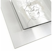 Metallbild mit abstrakter Gesichtsdarstellung