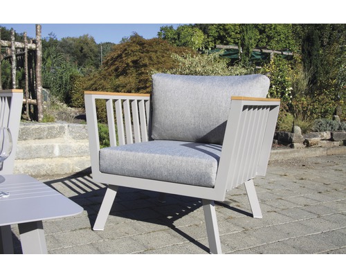 Gartensessel mit Kissen und Armlehnen aus Holz