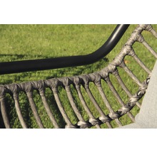 Detailaufnahme eines Gartensessels mit grauem Rattan und Metallgestell