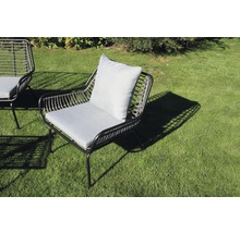 Gartensessel mit Kissen auf Rasen