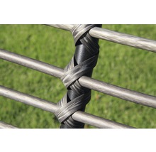 Detailaufnahme von einem Gartensessel aus Rattan