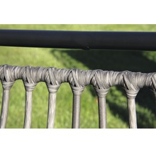 Detailansicht eines Gartenmöbelstücks mit geflochtener Sitzfläche und Rückenlehne