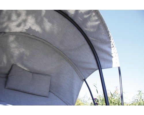 Detailansicht eines grauen Sonnendachs mit Metallrahmen und Kissen