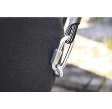 Karabinerhaken mit Schraubverschluss an einem schwarzen Stoff befestigt