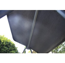 Detailansicht eines Sonnendachs mit Metallrahmen