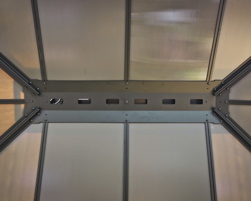 Innenansicht eines Pavillons mit Metallrahmen und transparenten Paneelen