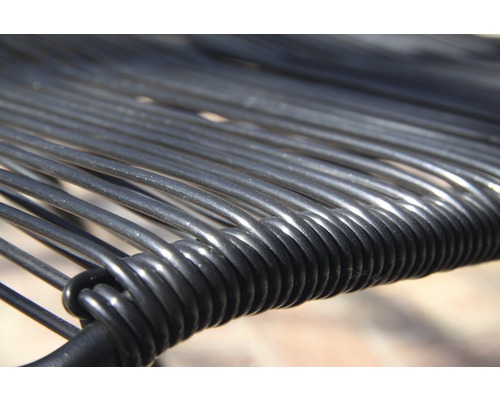Detailansicht eines Outdoor-Stuhls mit Metallrahmen und Kunststoffgeflecht