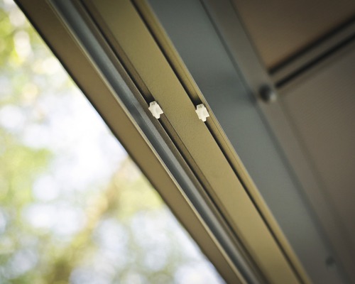 Detailansicht einer Aluminiumkonstruktion mit Führungsschienen und Befestigungselementen