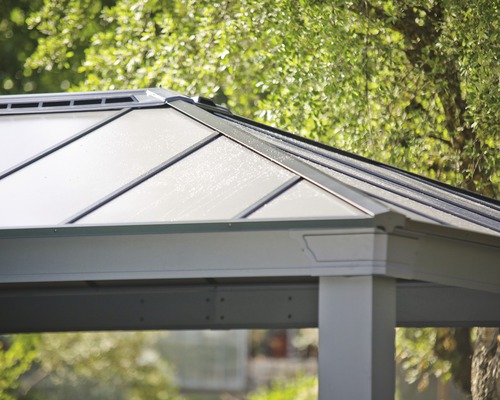 Detailansicht eines Pavillons mit Aluminiumrahmen und Dachelementen