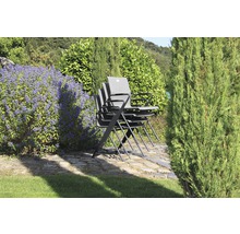Stapel Gartenstühle aus Metall und Textil im Garten