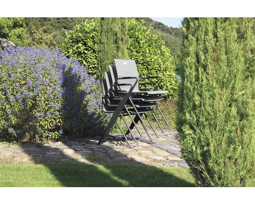 Stapel Gartenstühle aus Metall und Textil im Garten