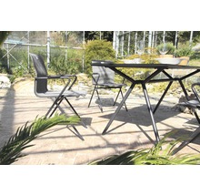 Gartenszene mit Gartentisch und Gartenstühlen auf einer Terrasse