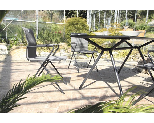 Gartenszene mit Gartentisch und Gartenstühlen auf einer Terrasse