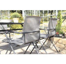 Gartenszene mit Tisch und zwei Gartenstühlen