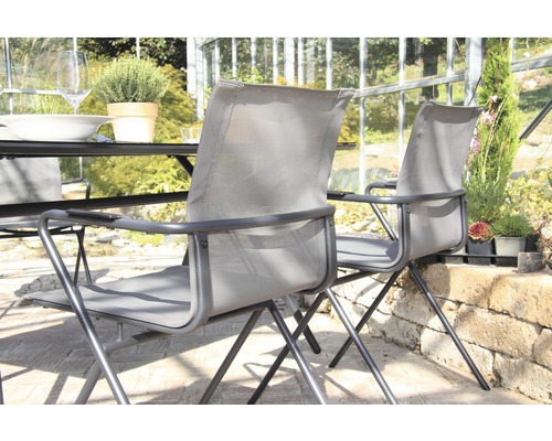 Gartenszene mit Tisch und zwei Gartenstühlen