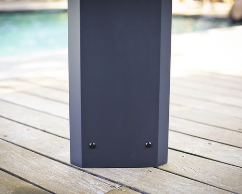 Detailansicht einer Gartenpavillon-Säule auf einem Holzdeck