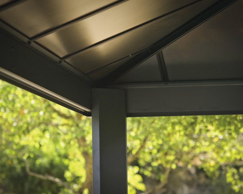Detailansicht eines Pavillons mit stabilen Pfosten und Dachkonstruktion