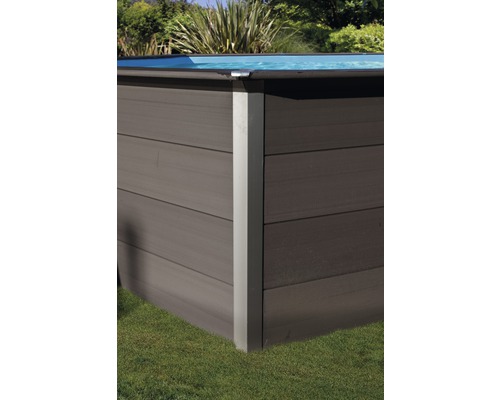 Detailansicht eines Pools mit Holzverkleidung im Garten.