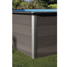 Detailansicht eines Pools mit Holzverkleidung und Metalleckprofil