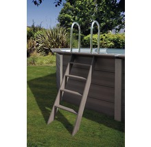 Aufstellpool mit Leiter und Edelstahl-Einstiegshilfen im Garten.