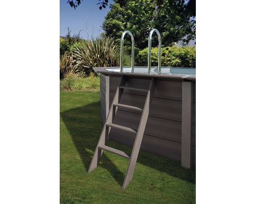 Aufstellpool mit Leiter und Edelstahl-Einstiegshilfen im Garten.