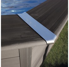 Detailaufnahme eines Pools mit Metallecke und Holzverkleidung
