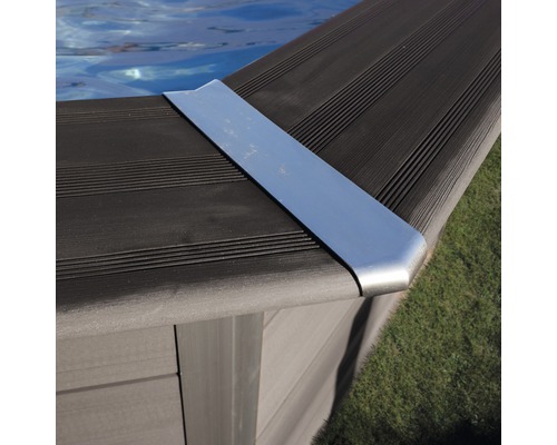 Detailaufnahme eines Pools mit Metallecke und Holzverkleidung